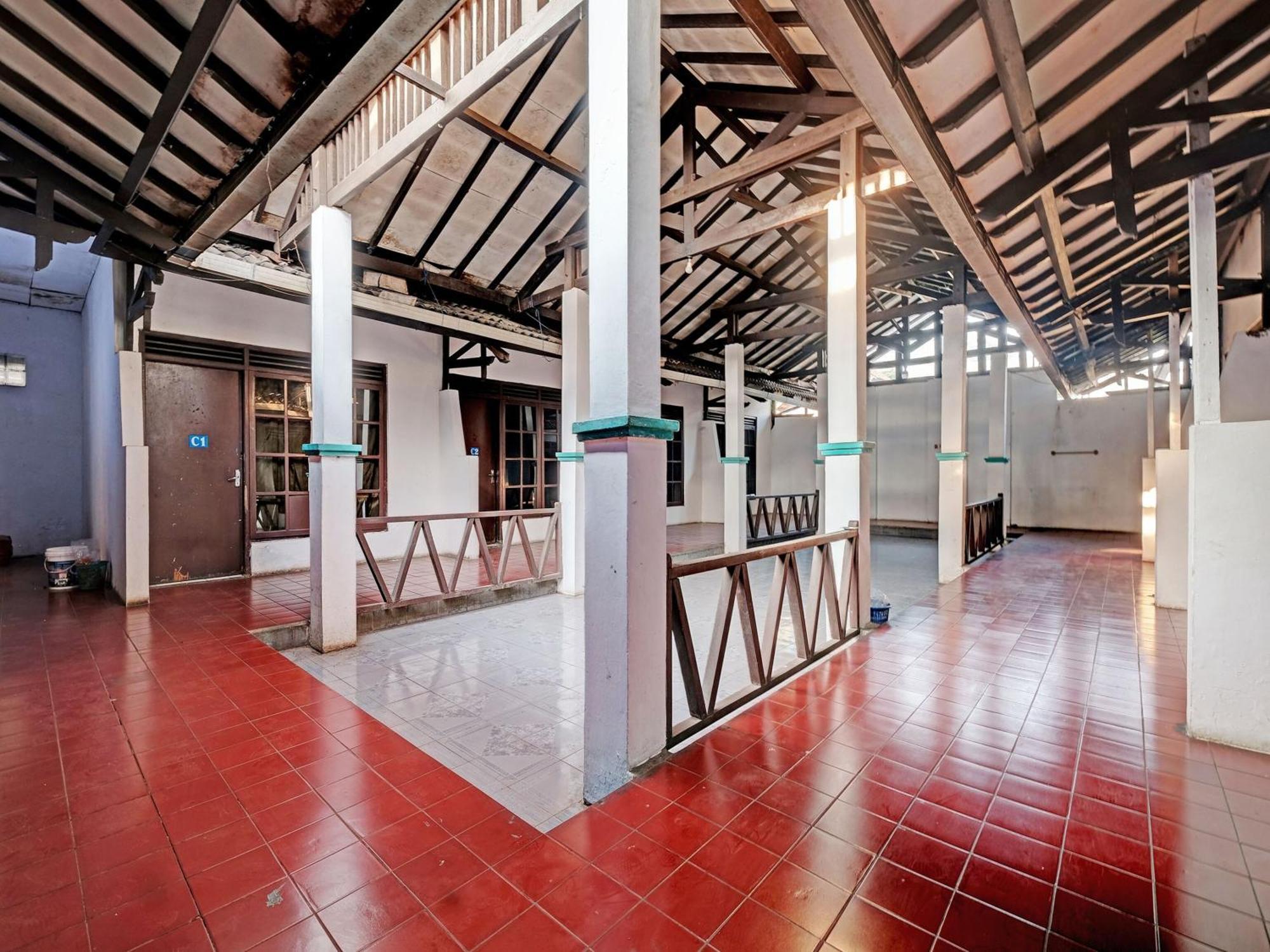 Spot On 92983 Hotel Ayu Semarang Exterior photo