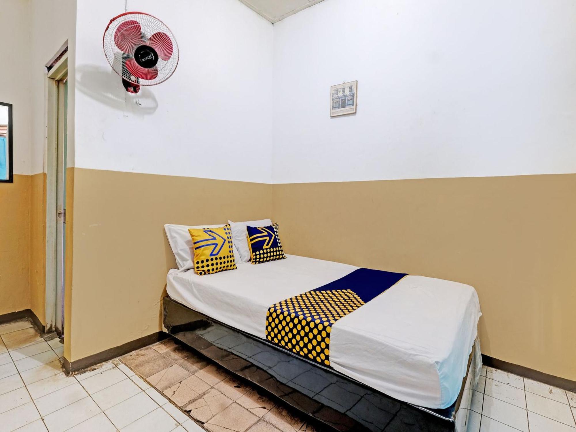 Spot On 92983 Hotel Ayu Semarang Exterior photo